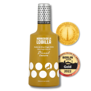 botella de aceite de oliva virgen extra picual en envero herriza de la lobilla