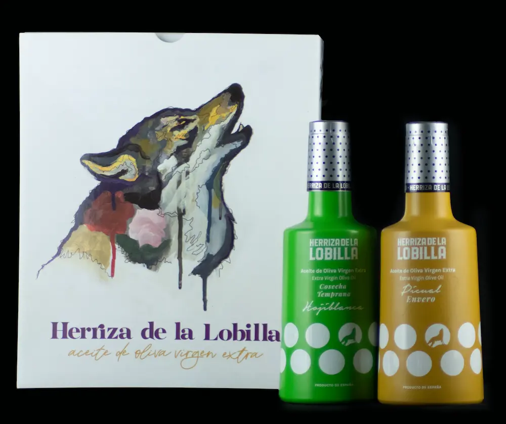 Botellas de aceite de oliva virgen extra variedad hojiblanca y envero con pintura estilo acuarela de una loba, imagen de la marca