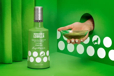 Botella de aceite de oliva virgen extra variedad hojiblanca